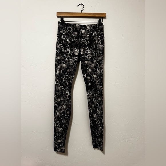 Lululemon Full Length Leggings Size 6 Floral pattern Grey and Black tights - Picture 1 of 6